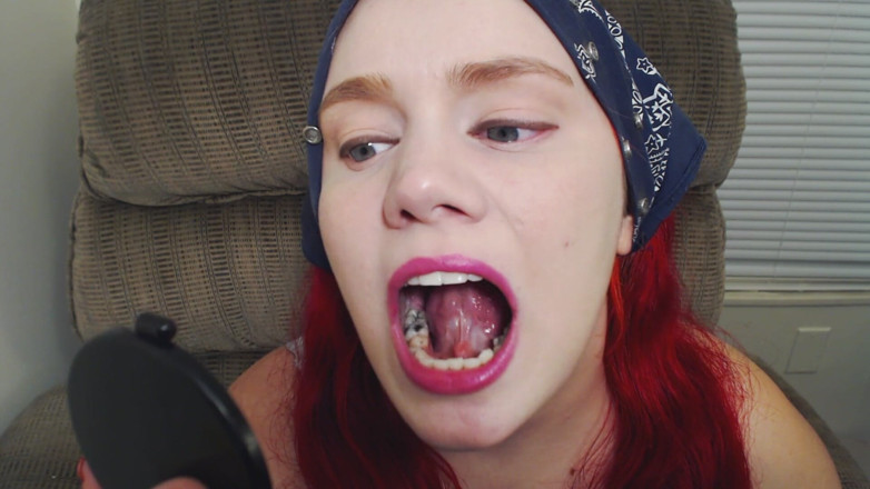 Scarlet Vixen: Fetiš zubů v ústech jazyka se zrcadlem