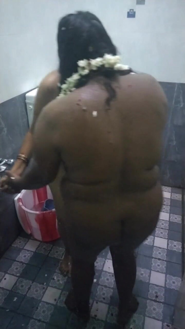 Benita sweety: Trío indio, algunas dominan el sexo y se bañan lesbianas...