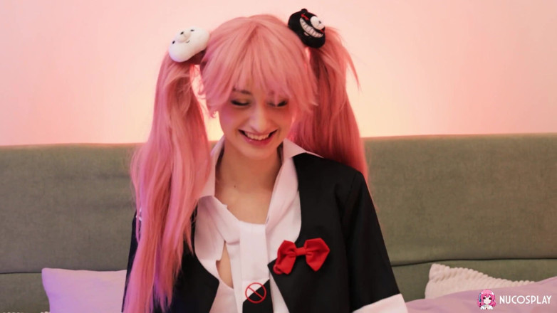 Nu Cosplay: Chuda dziwka anime Sasha Paige szczelinuje swoją małą cipkę