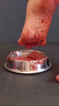 Carne bacchenata sotto i piedi