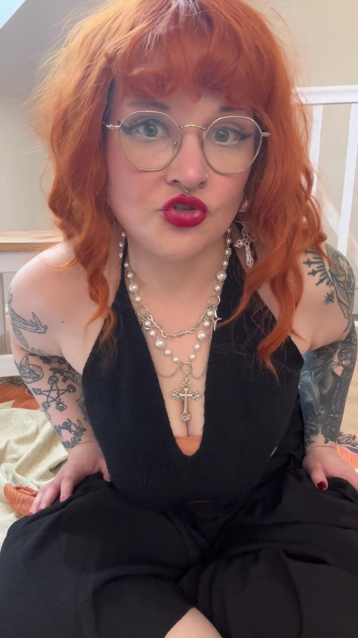 Bigtiddygoth: Mrdání zvrhlíka, který zírá na mě a na moje perfektní...