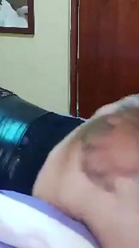 POV bettkante ficken, meine latina stöhnt, während ich sie von hinten hämmere