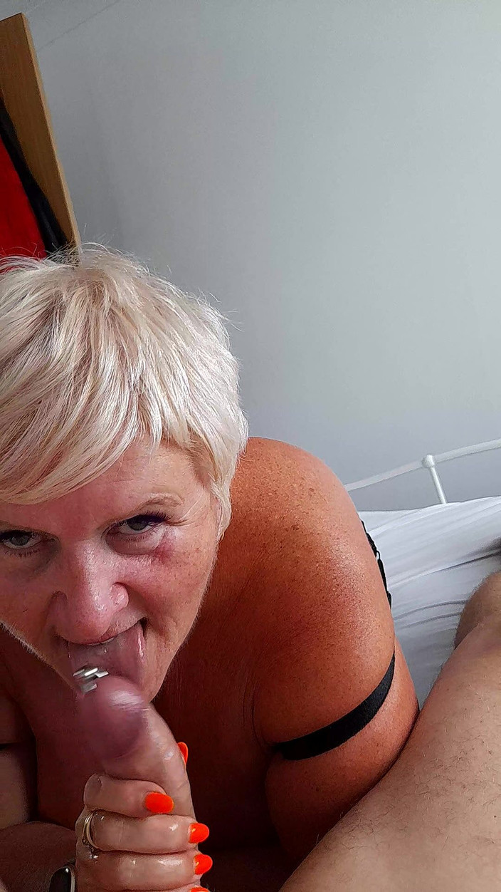 Uk Joolz: 配管工の手コキ。パイプを破裂させる!