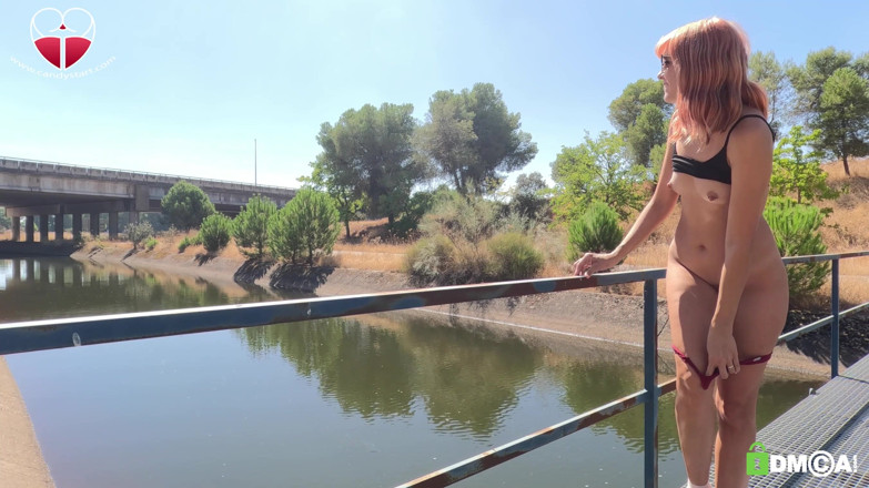 Candystart Videos: Riskantní veřejná masturbace u řeky