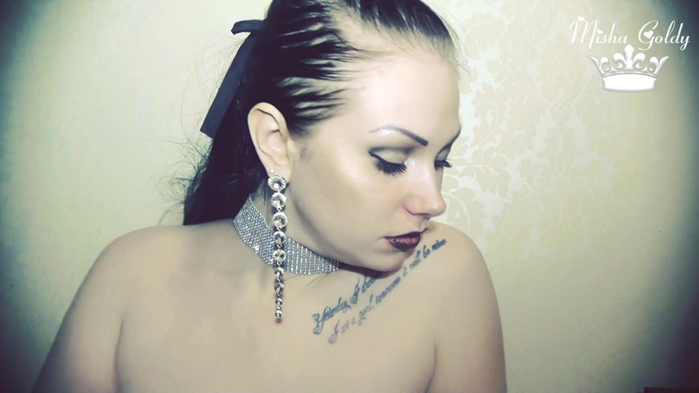 Goddess Misha Goldy: Bruine glitterachtige lippen en sexy chocolade eten