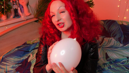 Arya Grander: Videoclip cu picioare cu baloane cu aer ASMR