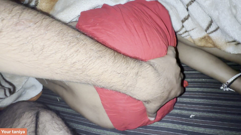 Sexy taniya ki Chut dekho or sexy pose bhi: 自制的妻子夜间硬操逼背面也操逼