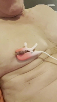 Rápido e forte se masturbando do pistão duro como um contundente e deixando os mamilos excitados serem mimados