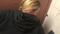 Ella chupa mi polla en un baño