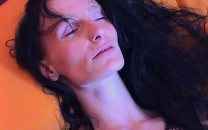 Pro Amateur by Magmafilm: Худенька аматорська MILF трахне свого чоловіка