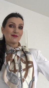 Prezentare de modă cu eșarfe de mătase, JOI, Lady Victoria Valente