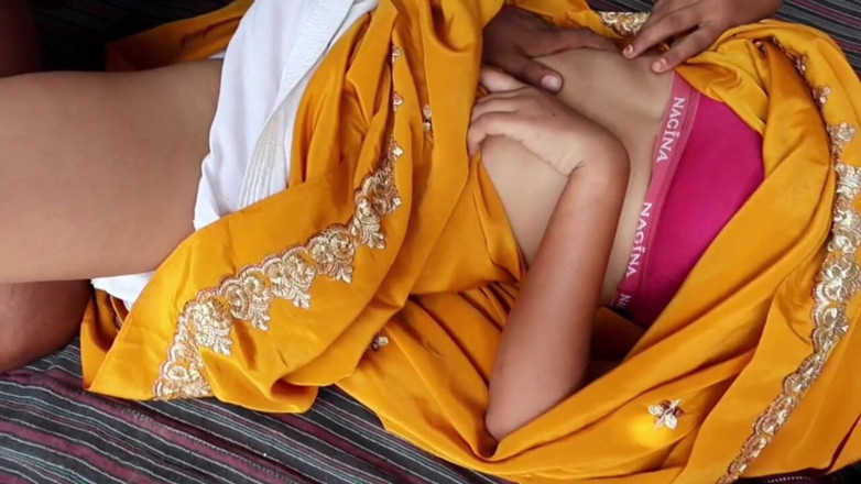 Saloni: Sehr heiße ehefrau betrügt ehemann, heißes mädchen zu hause