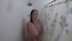 Lizzy Price: Tiempo de ducha divertido mientras canta