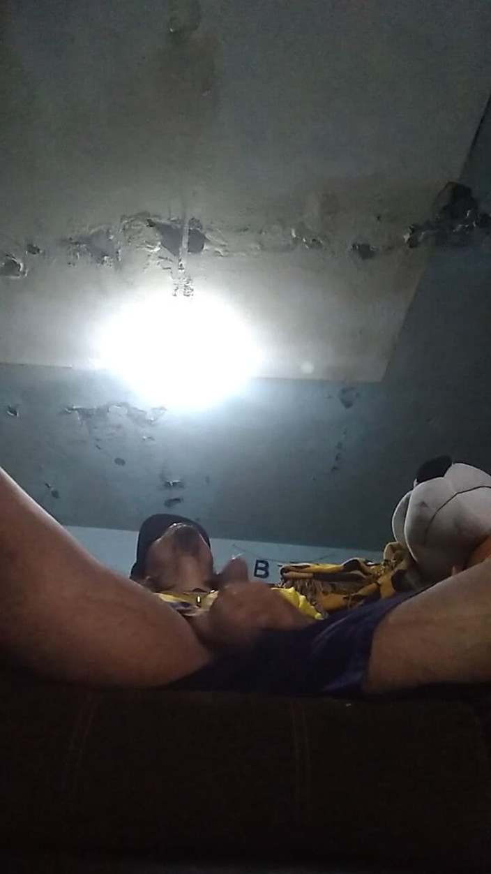 AlexAlejandro13: Aku ditinggalkan sendirian bermain dengan penisku yang ereksi