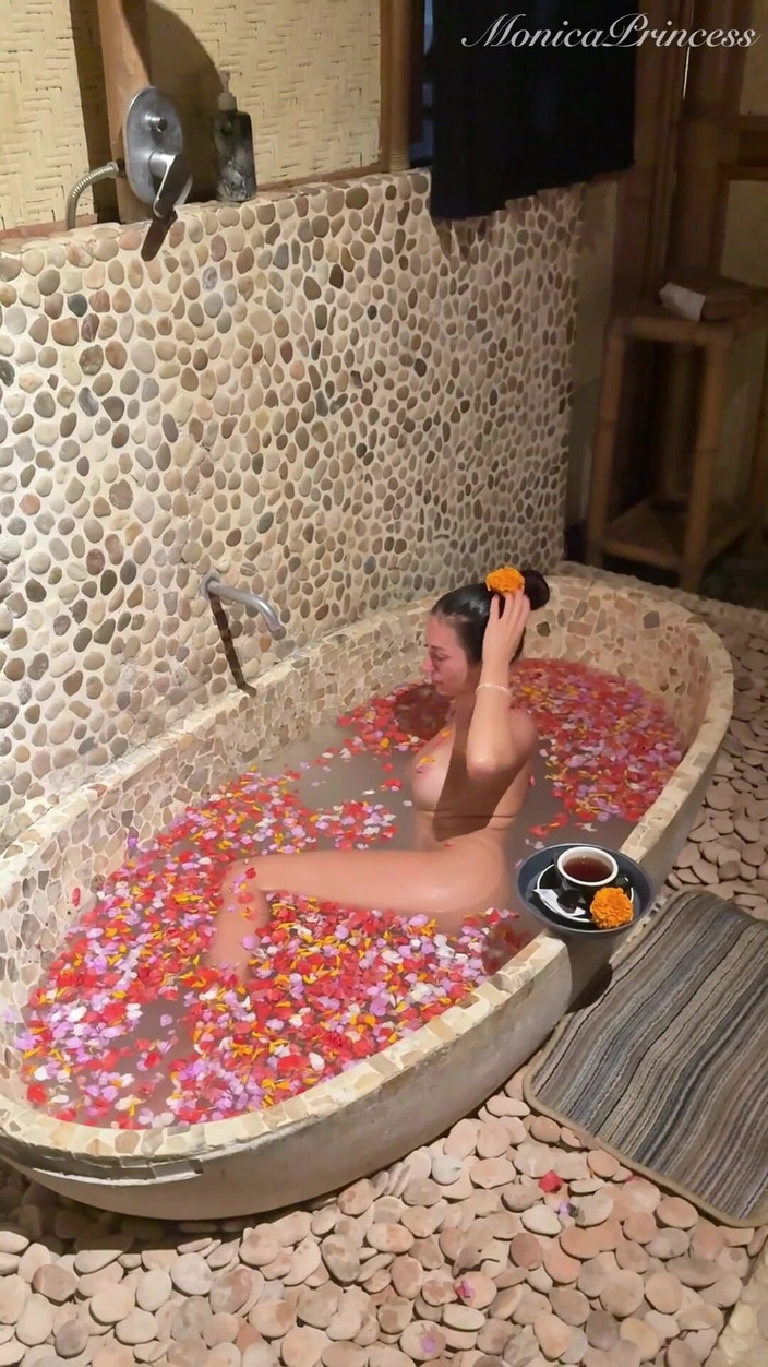 Princess Monica: Pemotretan di kamar mandi telanjang di spa - di belakang layar