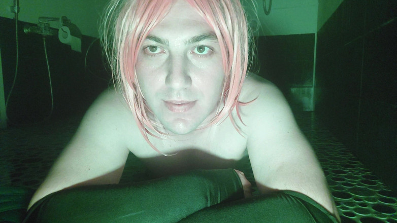 Kitty_Cross: Hübscher femboy hat bad farbenfrohe lichter, ambiente, große natürliche titten