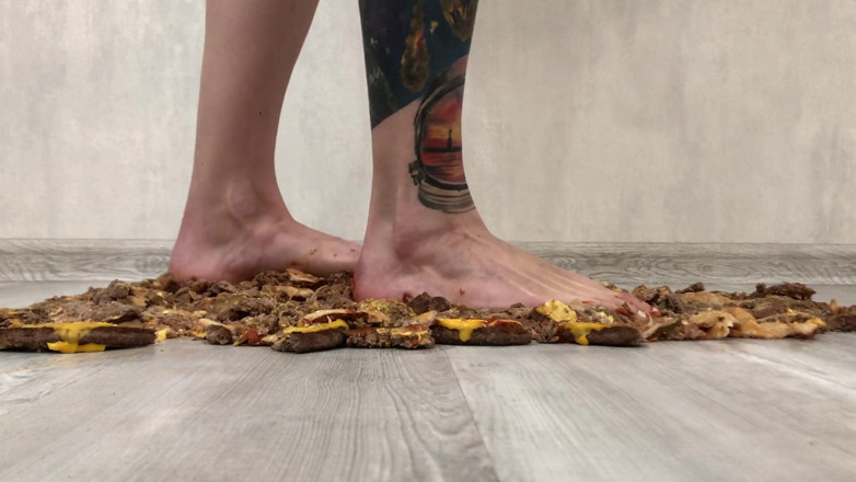 Footmodel Valery: Wytatuowana dziewczyna miażdży hamburgery Royl