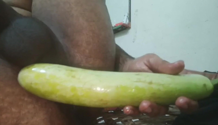 FlirtyAlien: Banci jalang gay berkongkek dubur dengan timun