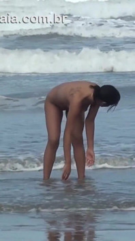 Una arrapata donna sposata in pubblico registra video divertendosi sulla spiaggia