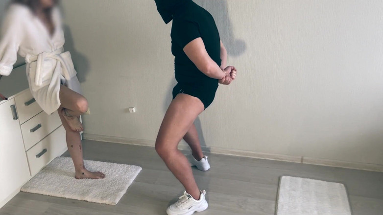 Amateur_fetish: Gadis remaja ballbusting 1 | sudut 2
