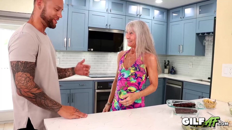 Gilf AF: LA GILf leilani munge lo stress del figliastro muscoloso tatuato