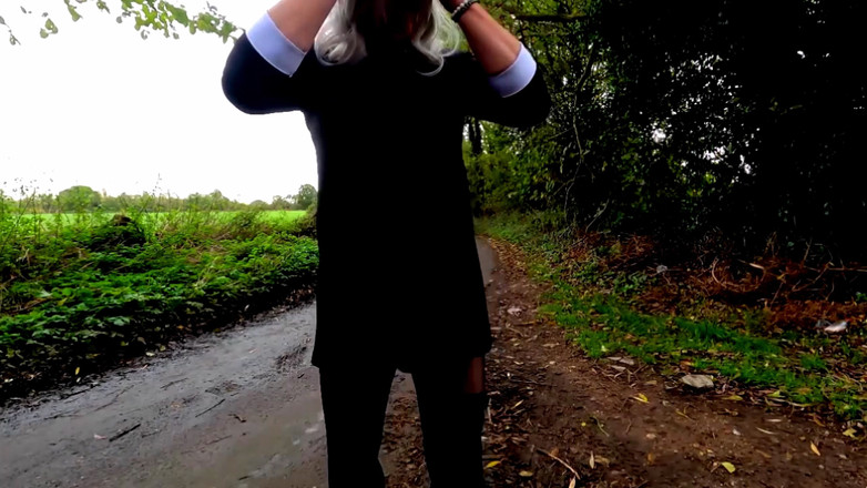 Kellycd2022: Crossdresser amatur Kellycd2022 dalam pakaian hitam dan pantyhose di luar...