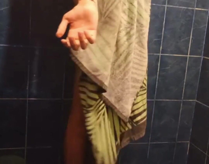 Pirro: Acariciando En La Ducha - Peruano De Alto Tatuado