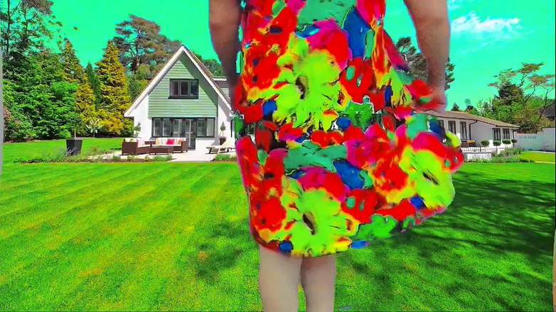 Kitty_Cross: 夏のそよ風に乗って庭を歩く可愛いシーメール