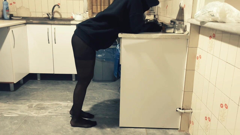 Arabe wife: 摩洛哥女孩在厨房里和男友做爱
