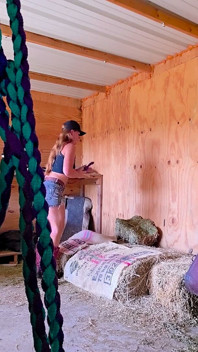 Naughty Red Farmgirl wkrada się do stodoły i pieprzy tyłek i cipkę Talking Super Dirty Squirting wszędzie