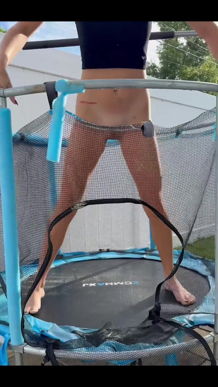 Tiffstreatsxoxo: Kencing sambil di trampoline