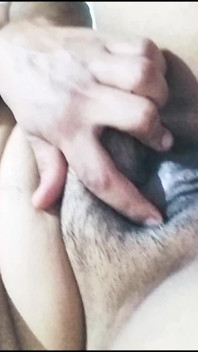 Mahasiswi ini lagi asik fingering memeknya sambil mandi di kamar mandi