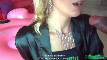 Cumbizz: Blond milf uwielbia głębokie gardło BBC