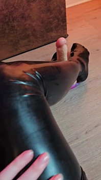 Footjob dildo lateks