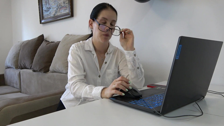 Anna Sky: Secretaria Anna relaja sus pies en el trabajo