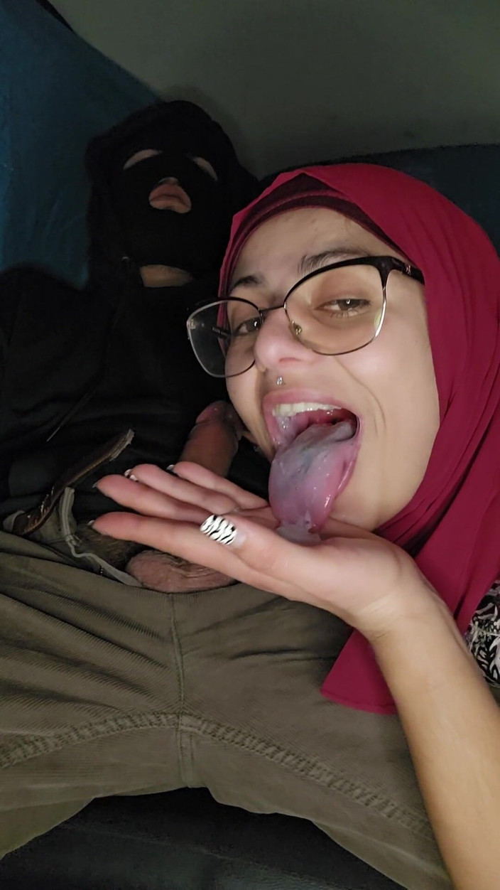 MiaNIqab: 11. 在车里顺从的阿拉伯妻子Mia Niqab的深喉