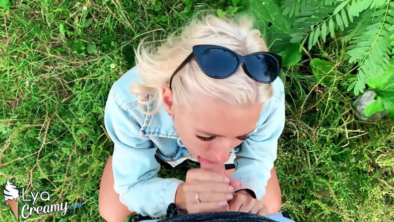 Lya Creamy: Mladá dívka kouří a honí - orální creampie venku
