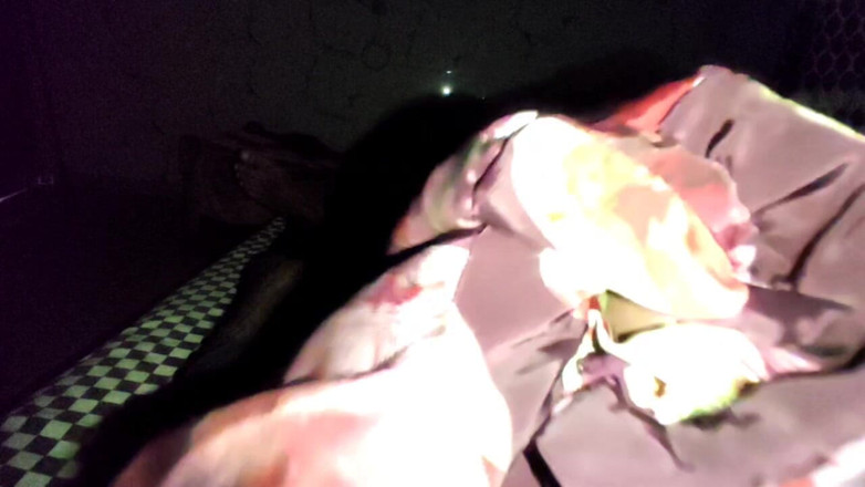 Satin And Silky: Saténové hedvábné honění porno - honění s hnědým tiskem saténový oblek...