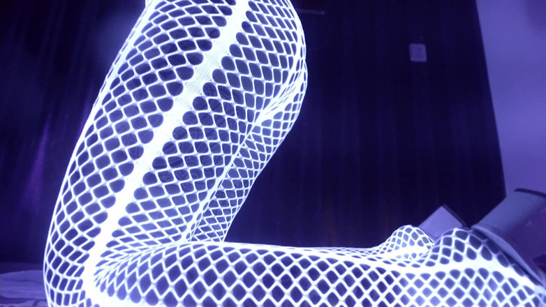 Petite Asian hefburg: 暮光区黑光角色扮演