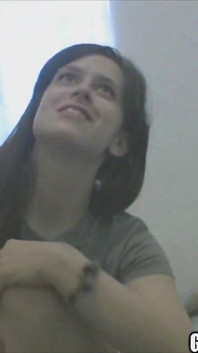 Linda puta de tetas caídas bonita chupa pequeño coño de polla comiendo flop house tour