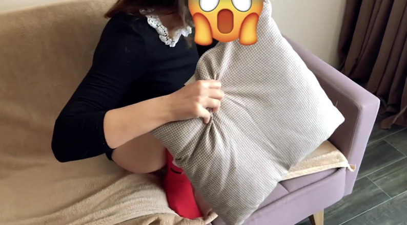 Good_view: ルームメイトが自慰行為をしているのを捕まえ、絶頂を助けた