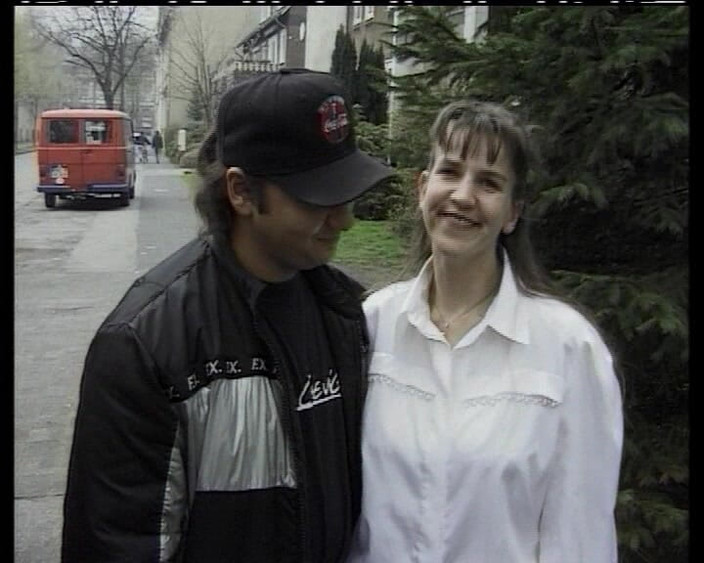 Deutsche Madchen: 丰满的德国宝贝在她完美的天然奶子上得到很大的负荷