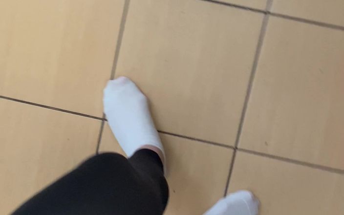 Feet: Прохаживаюсь в белых носках