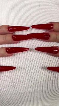 Kuku Panjang Merah dan Bibir Merah