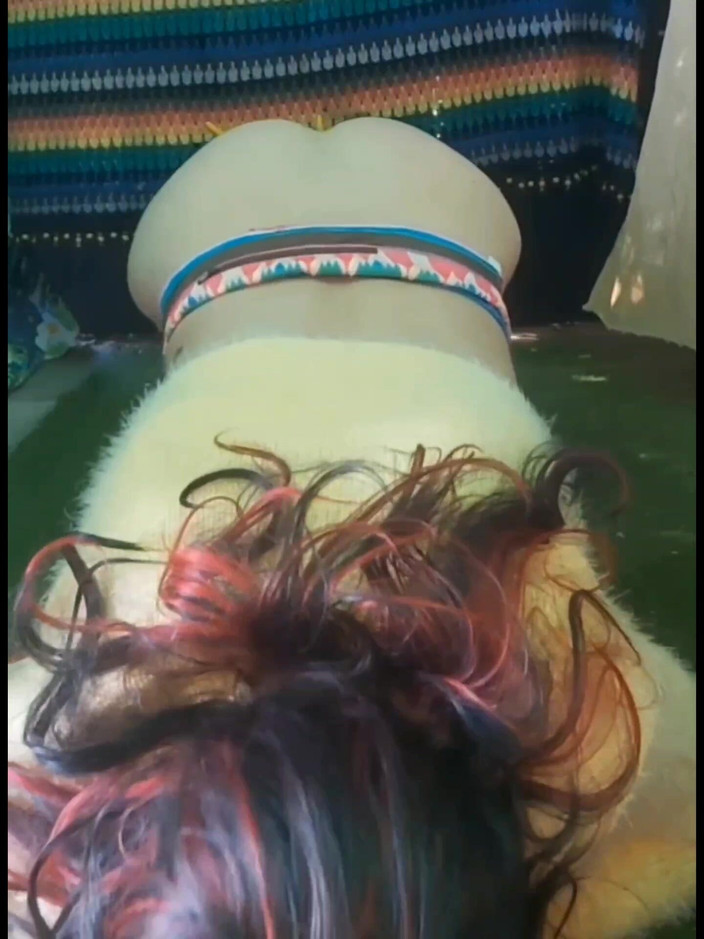 Lizzaali: Aku lagi asik mainin lubang pantat cowok jumper kuningku sambil...