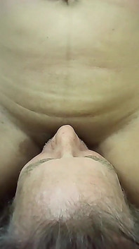 빨고, 얼굴을 젖히고, 조이를 잡아당기는 태국인