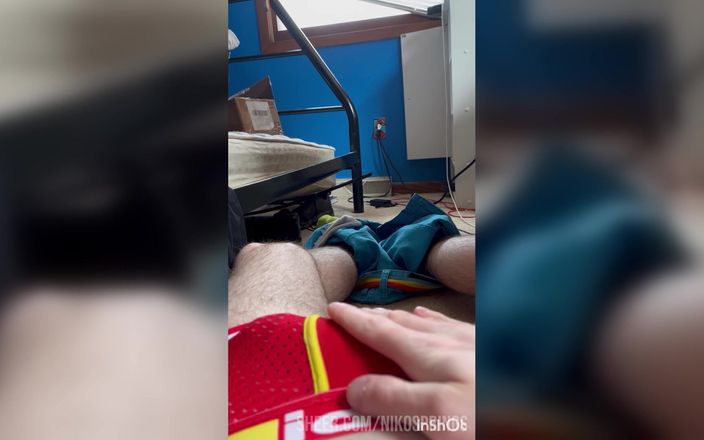 Niko Springs: Ateşli twink dölümü yiyorum