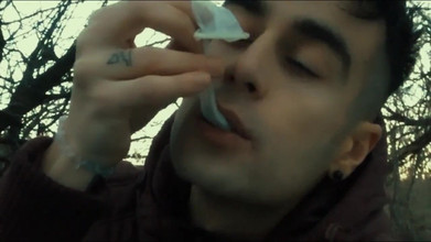 Idmir Sugary: Açık havada kullanılmış döl dolu prezervatifi yalıyor