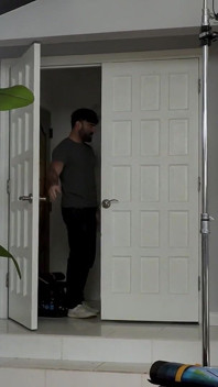 紧张的德兹汉森的第一次拍摄变成了在她男友的背后