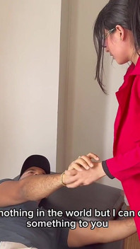 Parodie. Ein schwangeres Mädchen kämpft mit einem Haker, dominiert ihn schließlich mit ihren riesigen Brüsten und bekommt ihm die ganze Milch heraus!